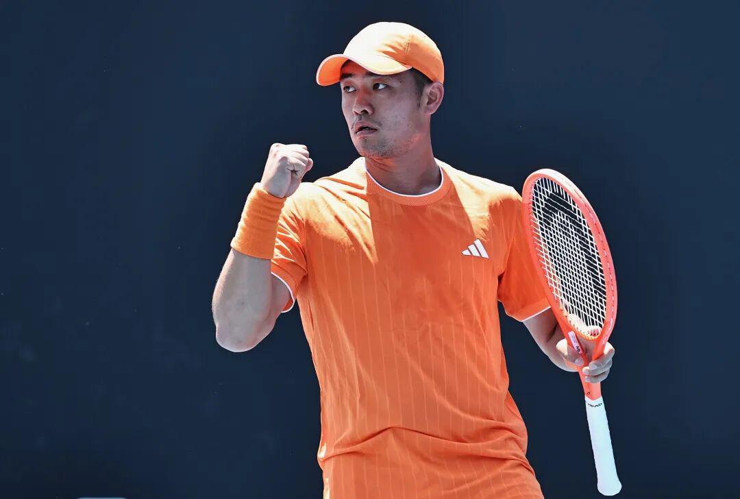 九游-澳网正赛首轮收官日：王欣瑜93分钟打卡下班，吴易昺淘汰“击败过德约”的意大利选手