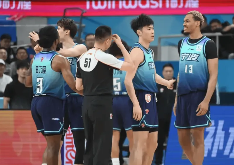 九游娱乐官网-官方：宁波男篮现场观众向场内投掷烟盒杂物，核减经费3万元